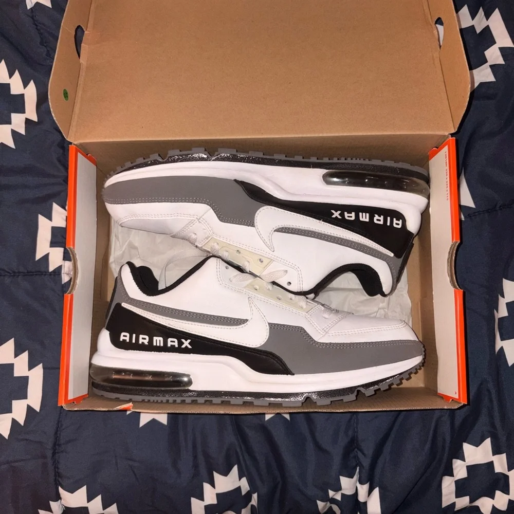 Nike Men’s White and Gray Athletic Sneakers - Picture 6 of 6